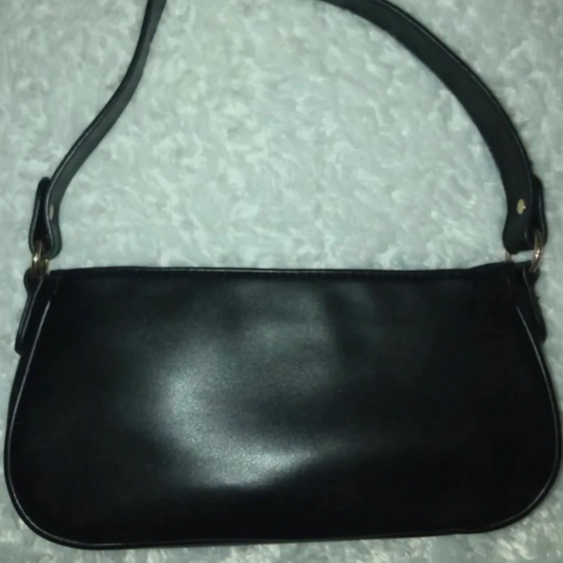 Svart axelväska i skinnimitation - 2