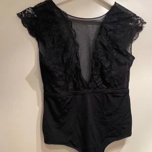 Spets boddy - Spets boddy med öppen rygg🖤