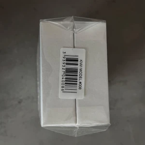 CHIMI Model #008 KIWI - Snygga solglasögon från CHIMI, modell #008. De har en grön färg och en modern, kantig form. Perfekta för dig som vill sticka ut med en trendig accessoar. Kommer i originalförpackning. Säljer pga att jag glömt bort dom.