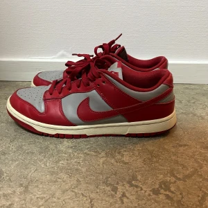 Nike Dunks UNLV - 43 - Nike dunks i storlek 43. Säljs billigt på grund av skicket. Fortfarande snygga och fräscha nog för att få ut mycket användning.