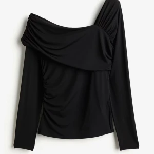 Svart offshoulder topp med drapering - Snygg svart långärmad, figurnära topp i stretchig trikå med asymmetrisk ringning. Använd EN gång! 