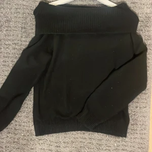 Svart offshoulder stickad tröja H&M - Svart stickad off-shoulder tröja från H&M. Storlek 158/164. Tvättas innan den skickas!