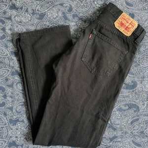 Levis 501 - Svarta levis 501. Bra skick och sitter mer som 32/32. Skriv om du har frågor. 