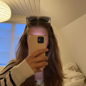 Svarta solglasögon Montini - Snygga svarta solglasögon från Montini uropenn med rektangulära bågar i transparent plast. Klassisk modell som ger en cool vibe och passar perfekt till soliga dagar. Lätta att matcha med olika outfits och riktigt bekväma att bära. Hör av dig om du har frågor eller funderingar 💕