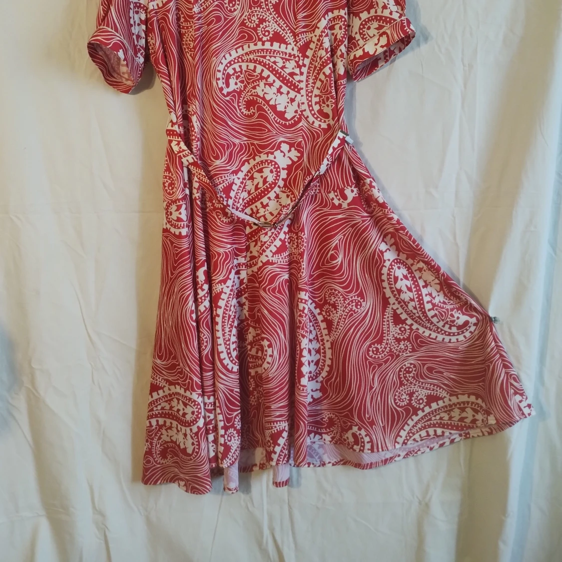 Rödvit klänning med paisleymönster - 1