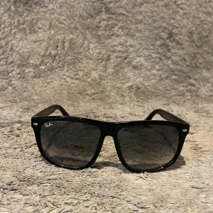 Rayban boyfriend  - Tja säljer ett par riktigt feta rayban boyfriends i en unik marinblå faded färg. Perfekt inför sommaren och passar till både vardagliga och speciella dagar. Dem har endast använts 4 gånger (inga defekter). Hör av dig vid minsta fråga ellee fundering🙌 