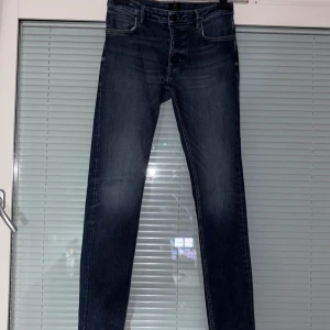 Mörkblå skinny jeans från Neuw - Snygga mörkblå skinny jeans från Neuw med klassisk femficksdesign och diskreta slitningar. Jeansen har hög midja och är tillverkade i stretchig denim för en tight och bekväm passform. Perfekta till sneakers eller boots. Är i jätte bra skick också👍🏽                                                                                          ST - W30 L 34
