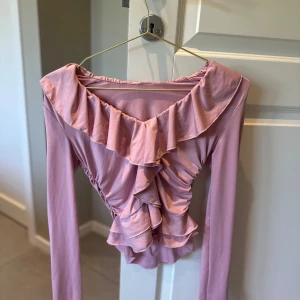 Ljusrosa volangblus  - Supersöt ljusrosa blus med långa ärmar 💗Så somrig och så snygg till en kjol eller ett par shorts 😍Storlek S/XS 