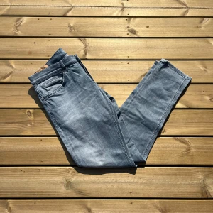 Dondup George - Säljer nu dessa fina ljusgråa Dondup George jeans i storlek w35. Skicket på dessa är väldigt bra utan några skador eller defekter 9/10. Måtten på dessa är midja 44cm. Lår 26cm. Ytterlängd 105cm. Innerlängd 80cm. För fler frågor eller liknande är det bara att skriva. 
