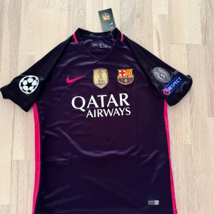 Barcelona 16/17 Neymar Jr  - Helt ny med tagg. storlek M. Skriv ifall ni vill ha mer bilder.