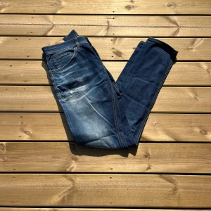 Dondup George  - Säljer nu dessa Dondup jeans med en fin blå tvätt. Jeansen är i storlek w31. Skicket är väldigt bra 9/10. Midjan 40cm. Lår 23cm. Ytterlängd 103cm. Innerlängd 80cm. För fler frågor är de bara att fråga. 