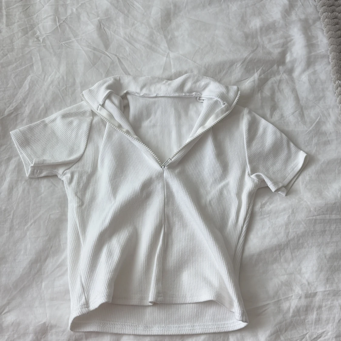 Vit ribbad polotopp med dragkedja - 2