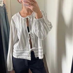 Randig blus - Så fin tröja med knyten från Coster Copenhagen. Så somrig och fin, helt i nyskick endast använd en gång. Storlek 36 men sitter även bra på mig som bär 34 i vanliga fall. Nypris 800kr