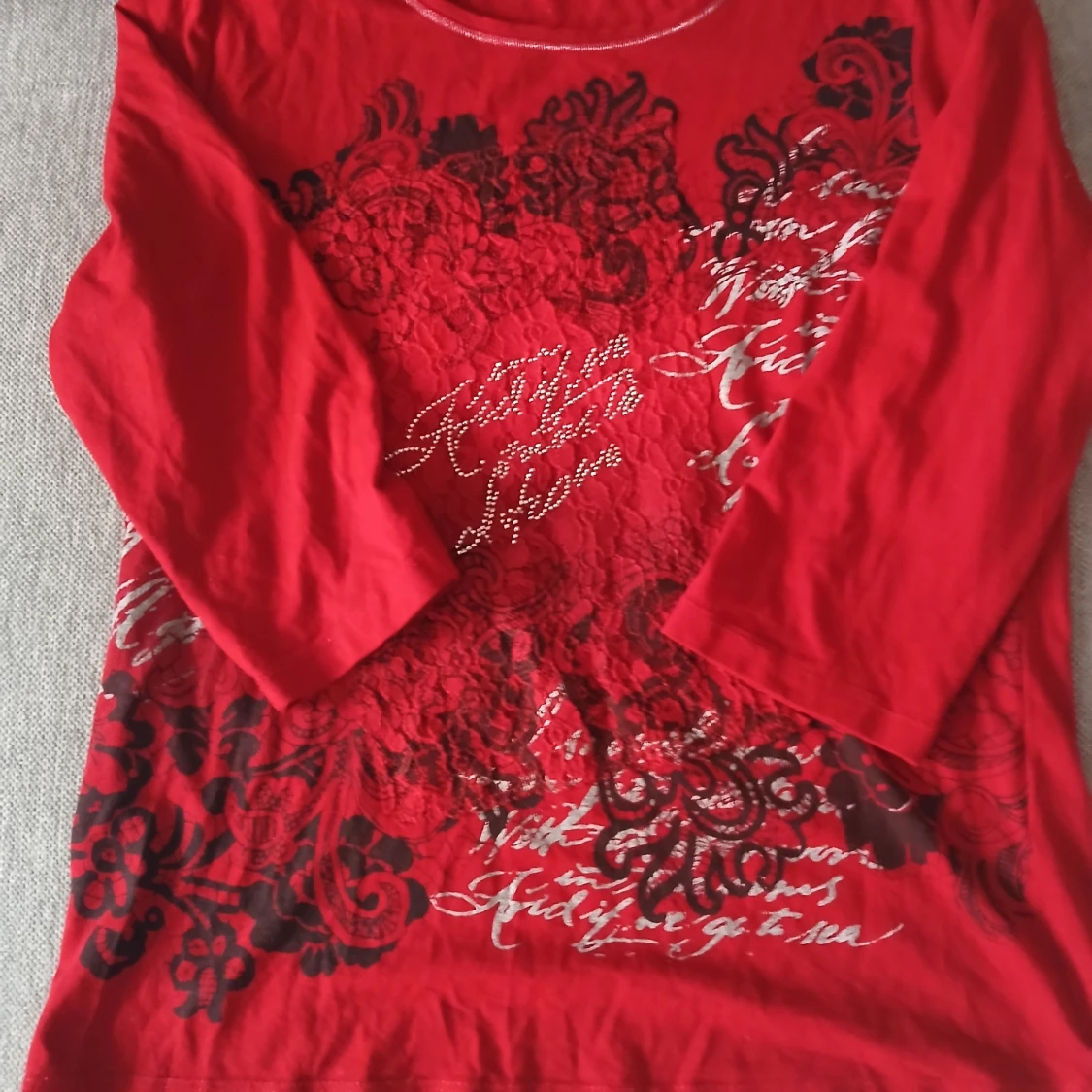 Röd topp med spets och tryck - 2