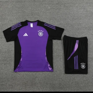 Tysklands lila Adidas fotbollströja - Säljer en lila och svart Tyskland fotbollströja från Adidas med korta ärmar. Tröjan har Tysklands landslagsmärke och fyra stjärnor på bröstet samt Adidas-logga. Materialet är lätt och andas, perfekt för träning eller match.