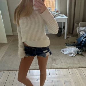 Vit stickad tröja - Supermysig vit stickad med grovstickat mönster. Tröjan har rund halsringning, långa ärmar och ribbade muddar. Perfekt att slänga på sig när det är kyligt ute. Passar till både jeans och kjol för en chill look.