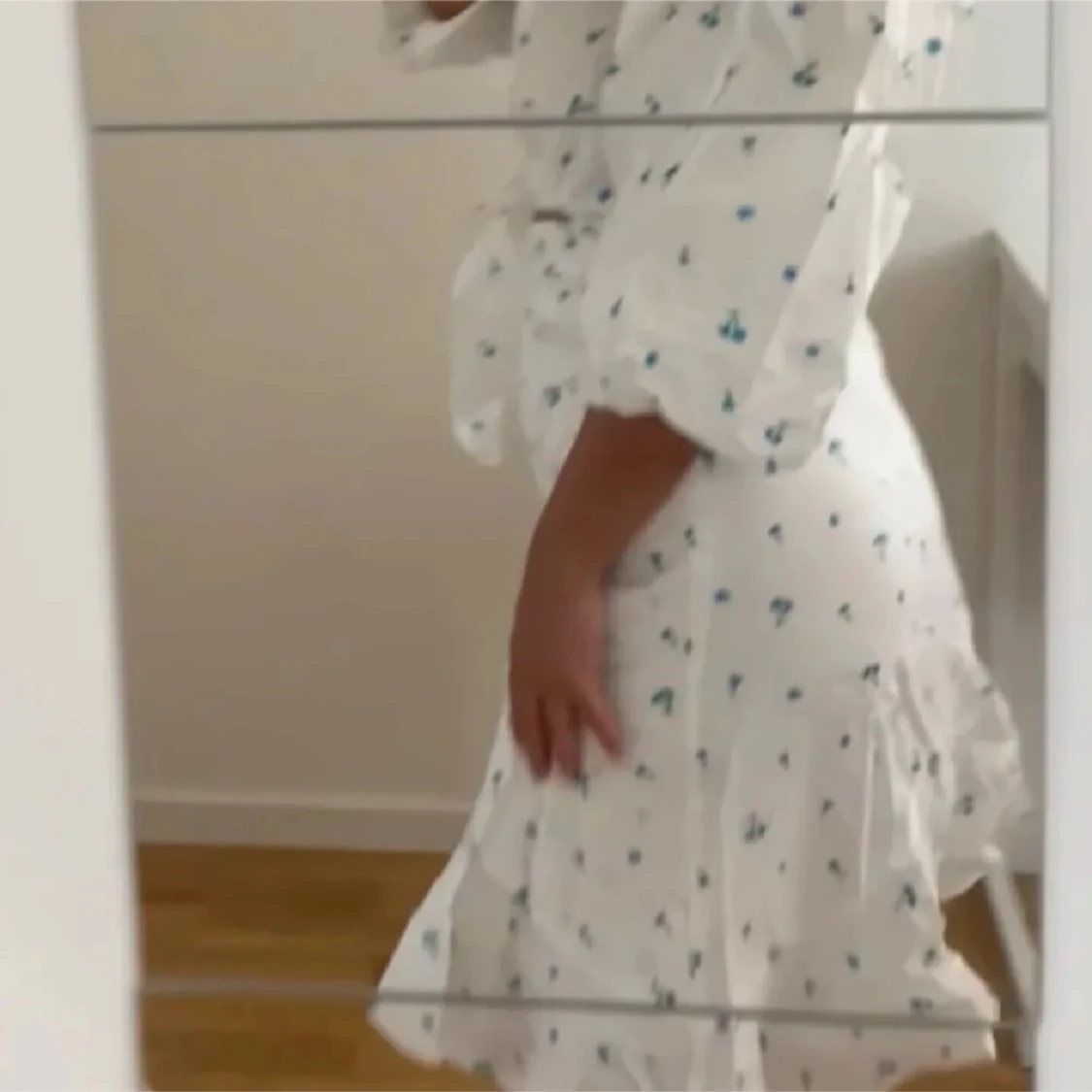 Vit omlottklänning med blå blommor - 3