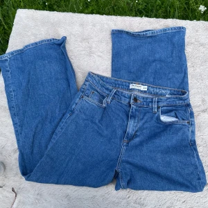 Blå high waist wide leg jeans Dobber - Säljer ett par blå jeans från Dobber, modellen The Engineer. De har hög midja och breda ben, klassisk femficksdesign och snygg denimtvätt. Perfekta för dig som gillar en avslappnad och trendig look.