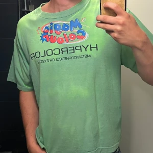 Hypercolor ”Play Doh” collab t-shirt - Supercool vintage hypercolor t-shirt collab med Play-Doh. Den ändrar färg beroende på kroppens värme!