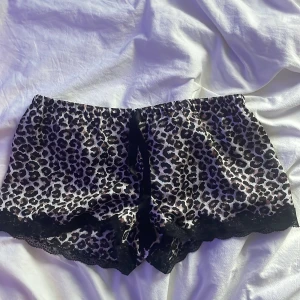 Leopardmönstrade shorts från H&M XS - As snygga satin shorts från hm!! Säljer då de inte kommer till användning:)