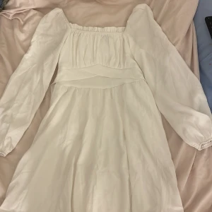 Klänning - Supersöt långärmad klänning med knytning i ryggen runt midjan och resår runt bröstet💞 Storleken är M men passar även S