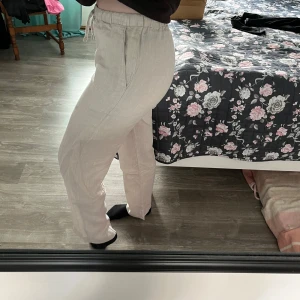 Linnebyxor, endast använda en gång! - Nästan nya linnebyxor! Endast använda 1 gång🤩.  Högmidjade och med stretchigt resorband i midjan. Väldigt sköna byxor🥰. Passar mig bra som vanligtvis har 32/33 i benlängd på jeans.                                          Knytbar midja  Köpta från Cubus, nypris 599:- 100% linne