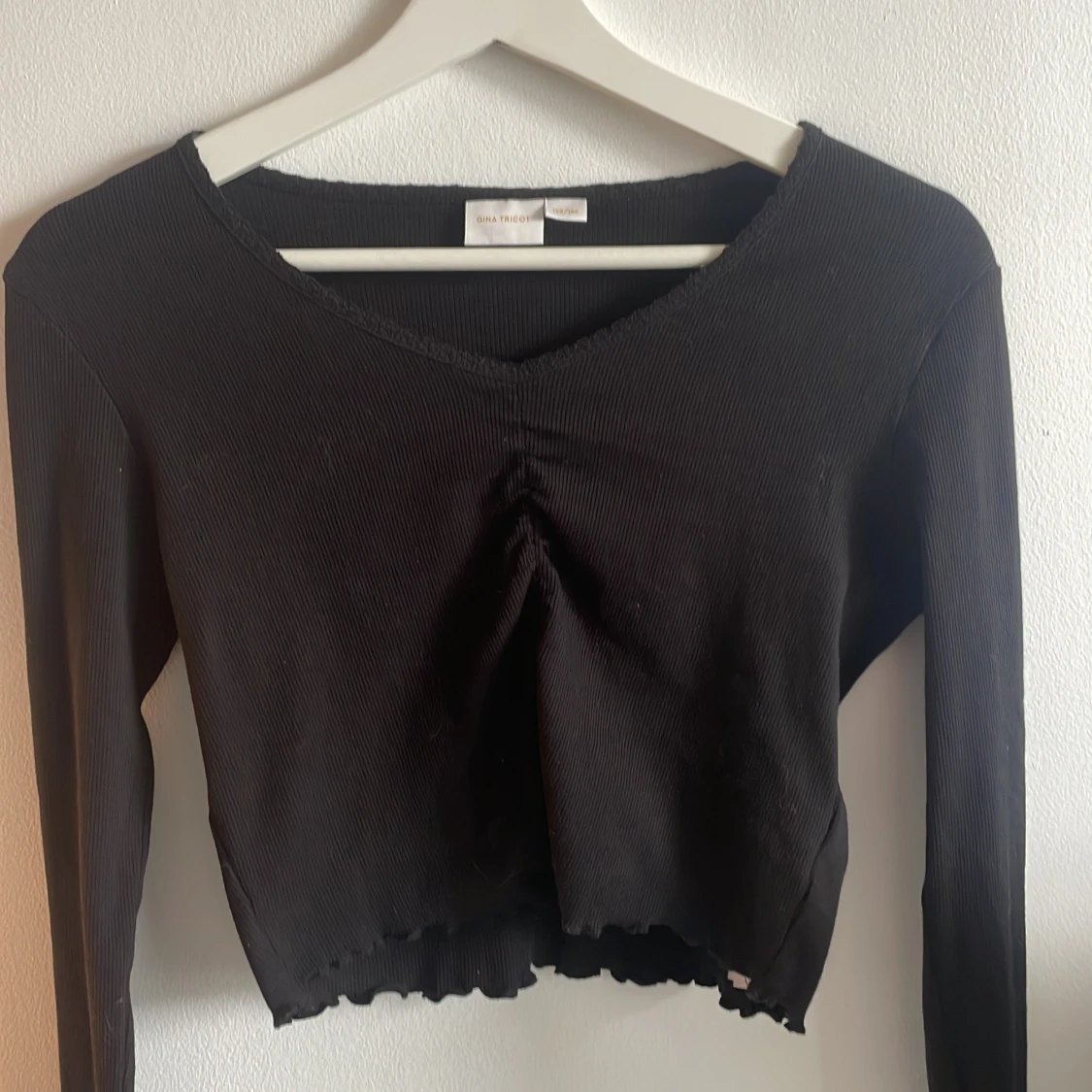 Croppad topp från Gina Tricot - 1