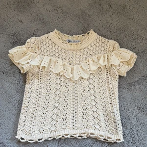 Beige stickad blus med volang Zara S - Super fin topp från Zara, den är i storlek S men är ganska liten i storleken så skulle säga mer än storlek xs. Passar perfekt nu till sommaren! 