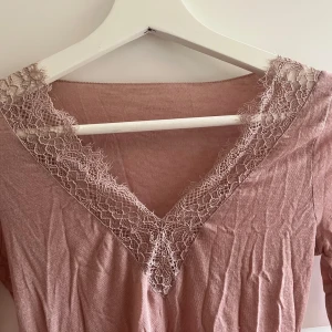 KAN INTE SKICKA FÖRENS I AUGUSTI! Rosa topp med spetsdetaljer från intimissimi - OBS KAN INTE SKICKA FÖRENS I AUGUSTI!!   KÖP INTE NU JAG ÄR INTE HEMMA! Supersöt ljusrosa topp med v-ringning och spetsdetaljer både vid halsringningen och vid ärmsluten. Toppen har lång ärm och är gjord bland annat i kashmir som känns skönt mot huden.