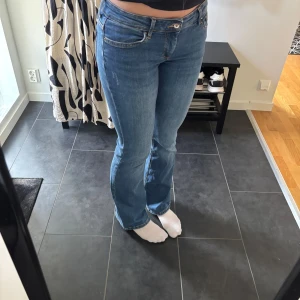 Low waist jeans - Low waist bootcut jeans från Only i storlek S och 32 i längd. Superfina och i bra skick. 