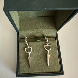 Silverörhängen Maria Nilsdotter - Säljer mina sparsamt använda örhängen från Maria Nilsdotter. Ordinarie pris 4595 kr .Kommer i originalask.