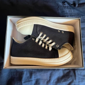 Rick Owens Ramones DRKSHDW - Rick Owens skor i nyskick, aldrig använda. Storlek  43. Köpta på Vinted, fick inget kvitto, därav pris. Pris kan diskuteras.