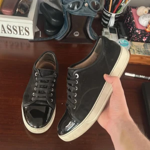 Lanvin skor  - Säljer ett par svarta sneakers från Lanvin i storlek uk 7 41-42. Skorna är i bra skicka har bara en liten defekt. Pris kan diskuteras inga scam bud, om ni har fler frågor är det bara skriva!😎