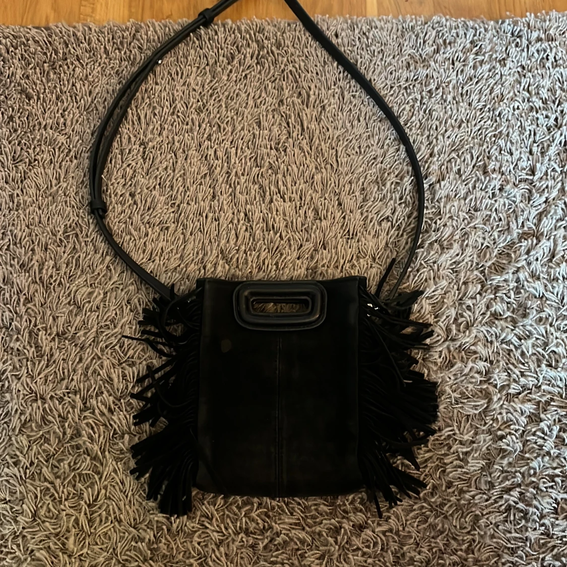 Svart mocka axelväska med fransar från Maje - 1