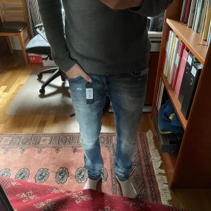 Blåa slim fit jeans från Diesel - Snygga blå slim fit jeans från Diesel med slitna detaljer och tvättad look. Helt nya inga defekter med lappen kvar. W28 L30