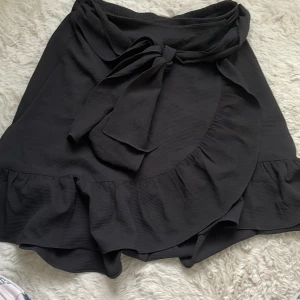 Kjol - Super söt kjol från vero Moda. Storlek Xs. Passar även S. Använt en gång. 