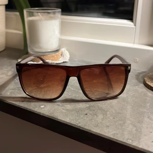 Rayban boyfriends  - Säljer nu mina solglasögon i fint skick, inga skador, använt få gånger. Ej äkta Raybans. Men väldigt lika! Skriv om minsta fundering! 🤔 