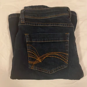 Jeans lågmidjade - Lågmidjade jeans från hm som är helt slutsåld. Säljer då de är för stora. 