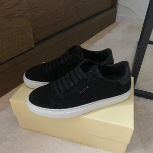 Alex arigato clean 90 - Säljer mina Alex arigato clean 90  i storlek 37 som endast är använda en gång. Säljer dem pga dem var för stora för mig.  Nypris 2650kr Säljer för 2000kr