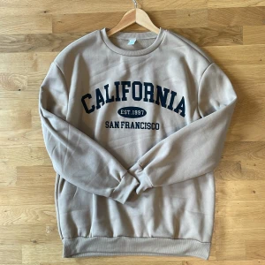 Beige sweatshirt California San Francisco - Snygg beige långtröja i mycket bra skick från SHEIN | Storlek: S-M | Mitt pris: 50 kr | Jag tar gärna emot prisförslag 😁| Seriösa köpare enbart | Har du några frågor är det bara att meddela | Jag erbjuder att sänka priset lite vid snabbt köp😊