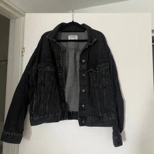 Svart jeansjacka, pull&bear - Säljer min jeansjacka från pull&bear i storlek M. Använt den som en Oversize jeansjacka. Använd fåtal gånger.  Nypris = 399kr Säljer för 200kr 