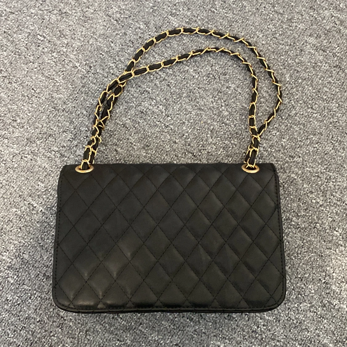 Svart quiltad axelväska från Montini - 1