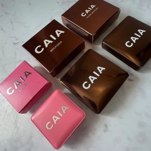 CAIA bronzer & rouge i snygga förpackningar - Säljer CAIA glow bronzer i färgerna ”La Digue” och “Gold Coast” och matt blush i färgen ”Cake Pop”. Bronzerna har en varm, gyllenbrun ton och blushen är persikorosa. Båda kommer i fyrkantiga dosor med spegel, perfekta att ha i väskan. Nypris 395kr (bronzer) och 275kr (blush). Bronzerna är båda väl användna men finns ungefär hälften kvar och blushen är endast använd en gång. 1 för 200kr, 2 för 380kr, 3 för 495kr