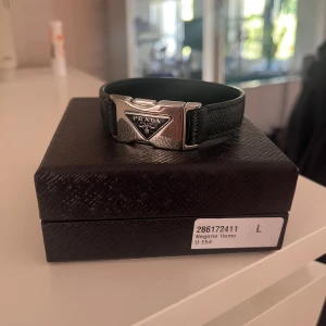 Prada armband - Säljer detta skitsnygga läderarmband från Prada, säljer det för att jag inte använder det alls, det är i super fint skick 10/10,Storlek L nypris runt 4600kr, såklart äkta, köparen står för eventuell frakt men kan också mötas upp. Pris kan såklart diskuteras vid en snabb affär 