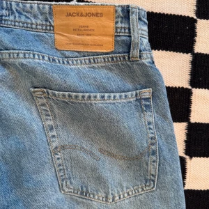 Jack & Jones Jeans - Tja! Säljer nu mina blåa Jack & Jones jeans i storleken W30/32! Skicket är väldigt bra och de sitter på dig från 170-180! Passformen är straight! 🤩 Nypriset ligger på ca 600kr och mitt pris är inte hugget i sten så det är bara att höra av sig vid frågor eller funderingar! 🙏🏼