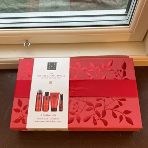 Rituals The Ritual of Ayurveda presentbox - Helt ny och oöppnad presentbox från rituals, kollektionen ritual of ayurveda. 4 produkter finns i! Säljer då jag har dubbletter💗💗Köpt för 300 kr, säljer för endast 175💓