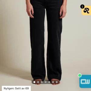 Svarta wide jeans midwaist - Säljer ett par svarta jeans med midwaist och wide fit. Byxorna har klassisk femficksdesign, raka ben och är tillverkade i ett mjukt jeanstyg. Perfekta för dig som gillar en avslappnad och trendig look.