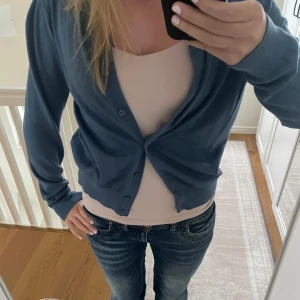 Blå kofta från H&M med knappar - Kofta från Hm, använd 1 gång, inga skador alls. Storlek M men passar S också. 