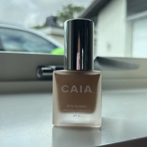 CAIA It's Iconic Foundation  - Flytande foundation från CAIA i nyansen It's Iconic 3N. Kommer i en frostad glasflaska med silvrig kork. Innehåller hyaluronsyra och vitamin C samt har SPF 20. Ger en silkeslen finish och är lätt att applicera för en naturlig look. Har inte använt den eftersom den var fel färg för mig. 