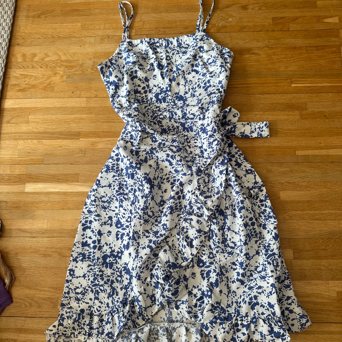 Vit och blå omlottklänning